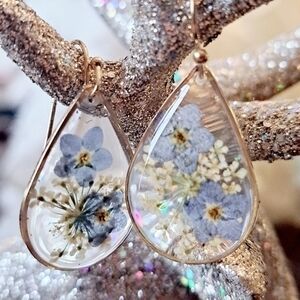 ANTHROPOLOGIE DRIED FLORAL RESIN EARRINGS 1